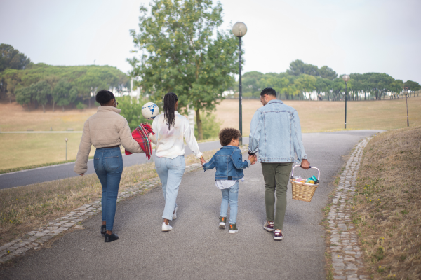 Desconecte-se da Rotina: Como as Caminhadas em Família Podem Revigorar a Todos